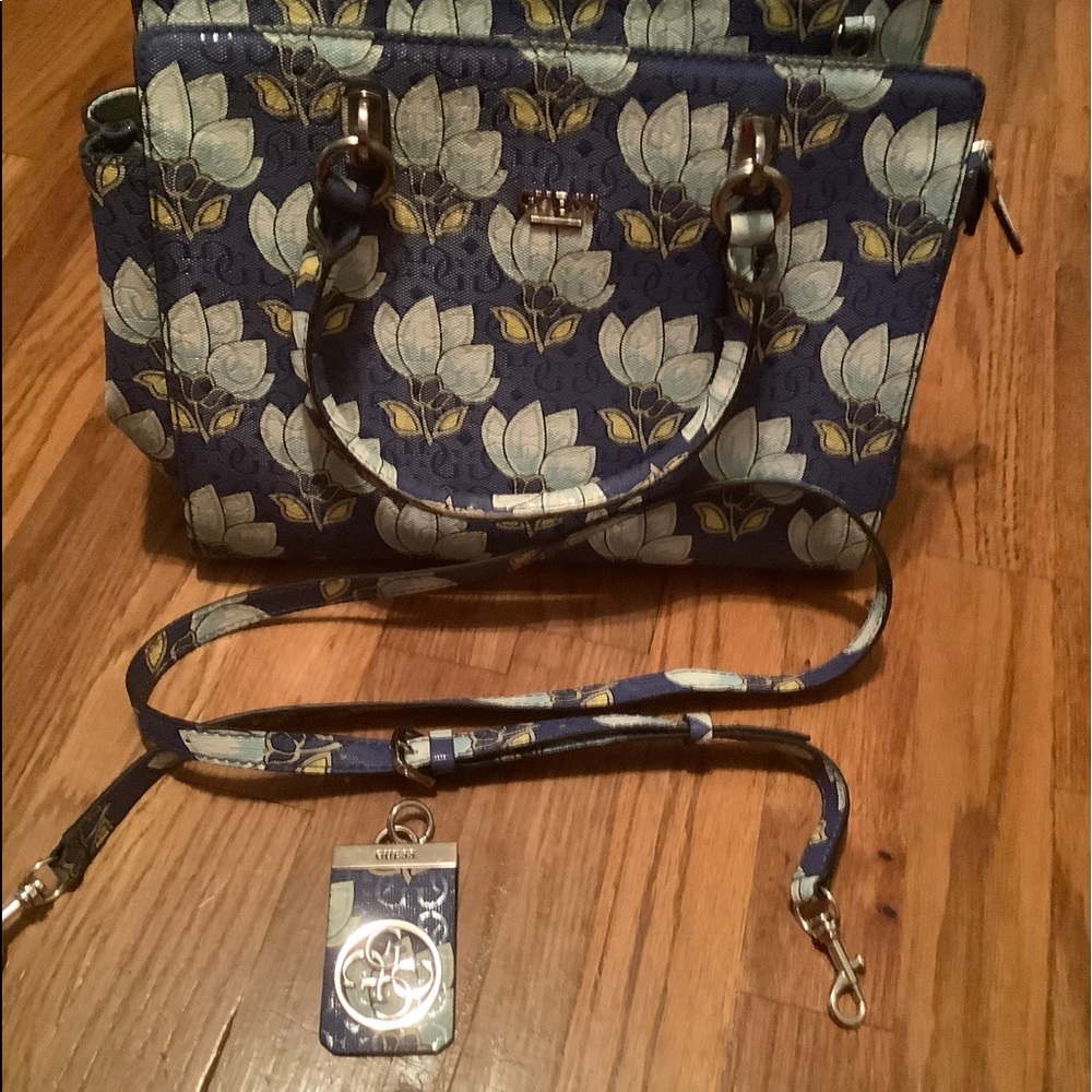 Guess purse with key ring